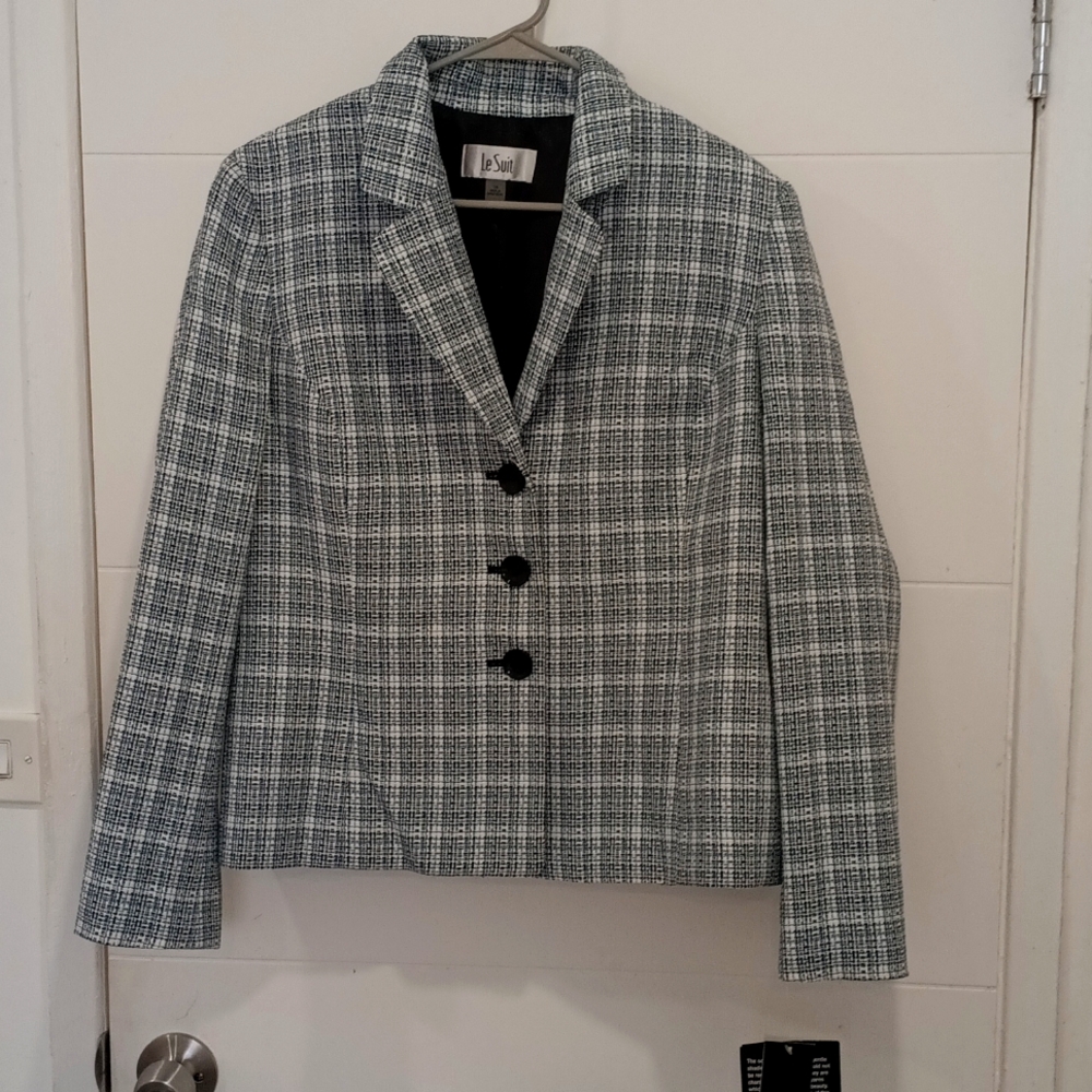 Beautiful blazer with textured fabric, New with tags, size 14. Le Suit.
